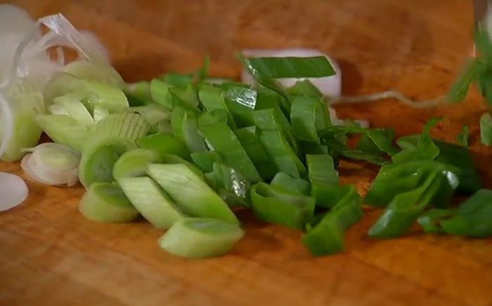 Салат из нута, артишоков и помидоров 