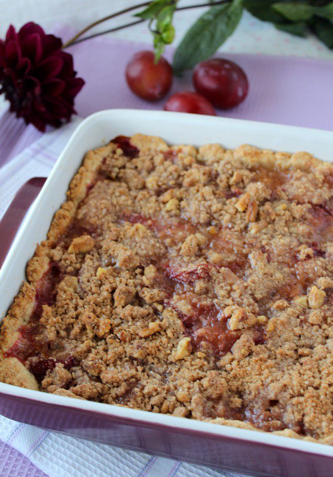 Сливовый пирог с грецкими орехами