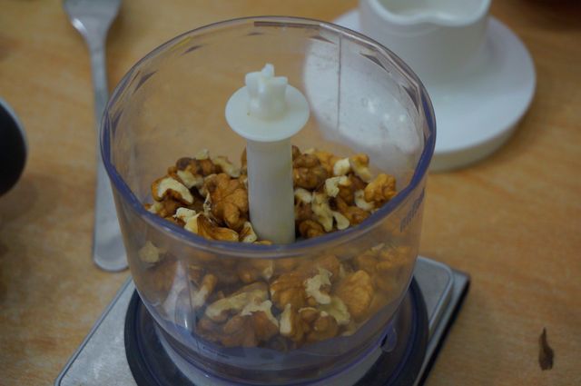 Слоеный салат с курицей и орехами