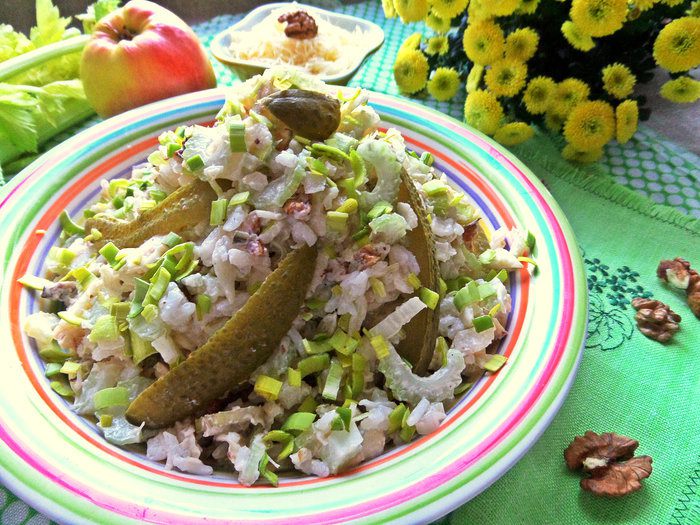 Сырно-овощной салат с рисом