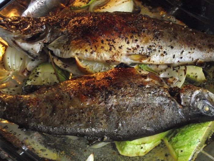 Форель с пряными травами и лимоном