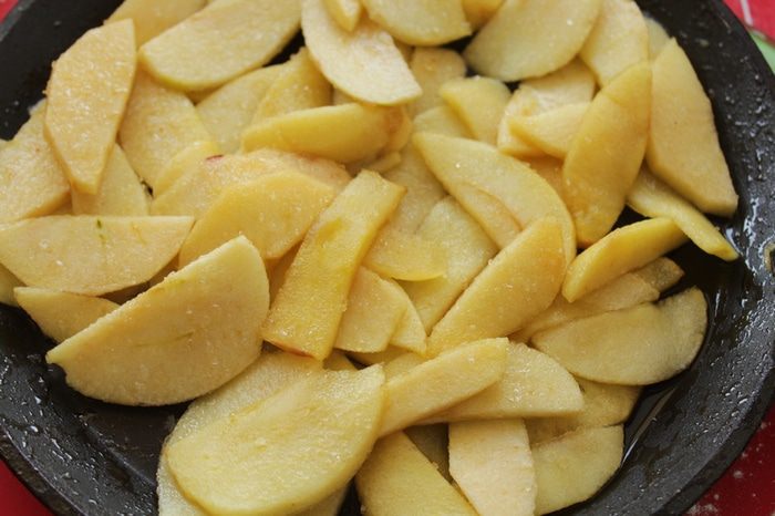 Тарт с миндалем и яблоками