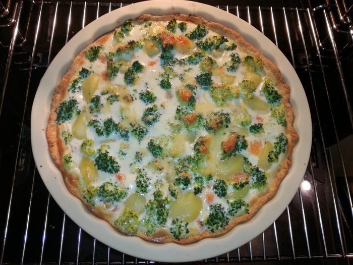 Киш с форелью, картофелем и брокколи