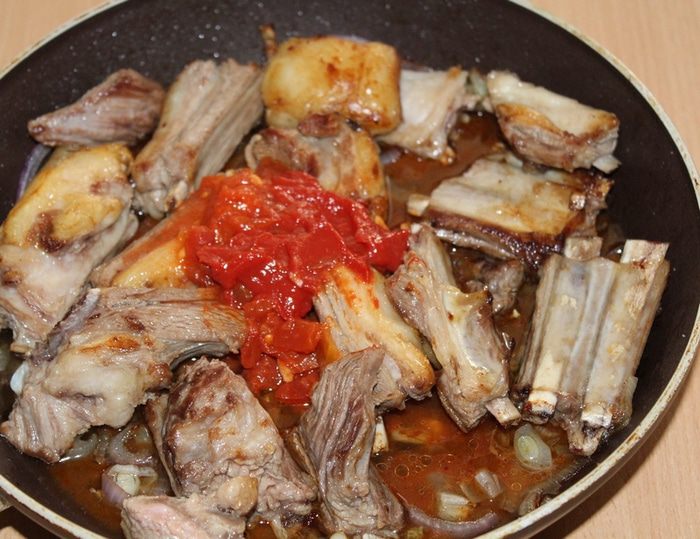 Бараньи ребра с баклажанами и виноградом