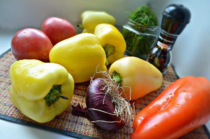 Перцы, фаршированные фаршем, булгуром и сулугуни