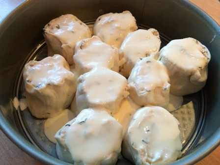 Рулетики из слоеного теста с брынзой и травами