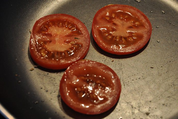 Гренка с курицей и яйцом-пашот