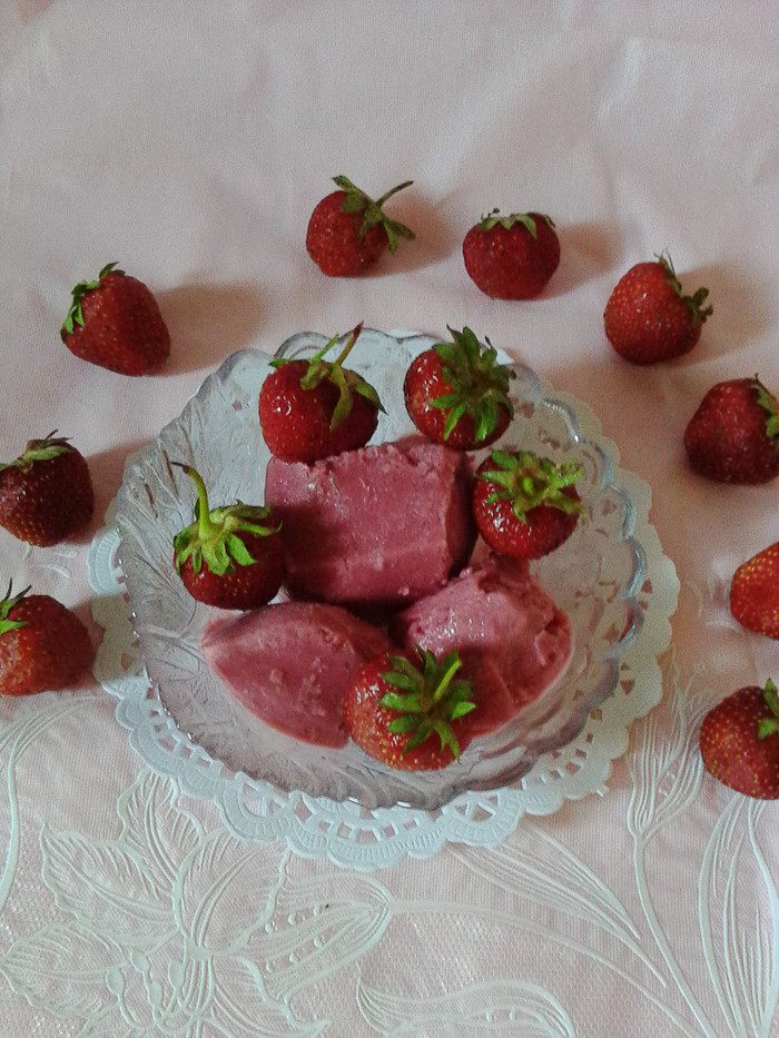 Домашнее мороженое из ягод и йогурта
