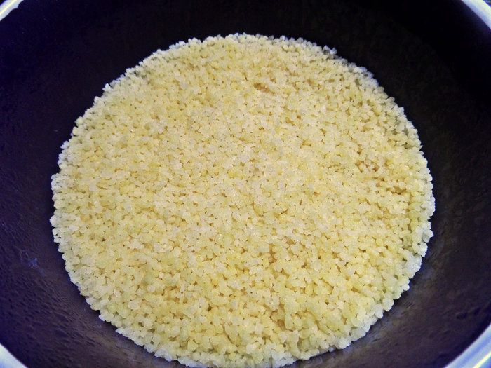 Кускус с колбасками и изюмом