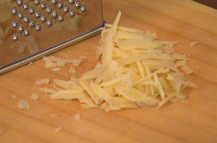 Французские гренки с прошутто и салатом из руколы 