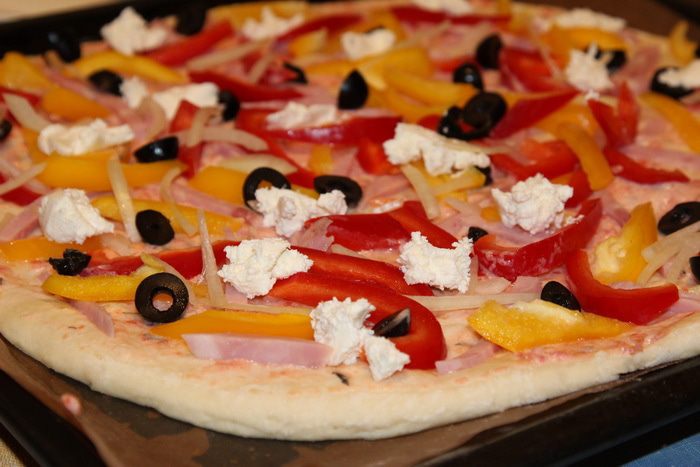 Пицца с ветчиной, перцем и творожным сыром