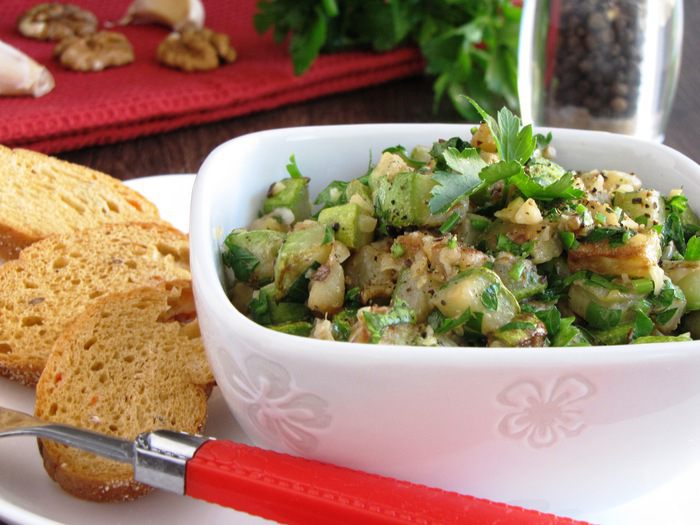 Теплый салат из цукини с грецким орехом