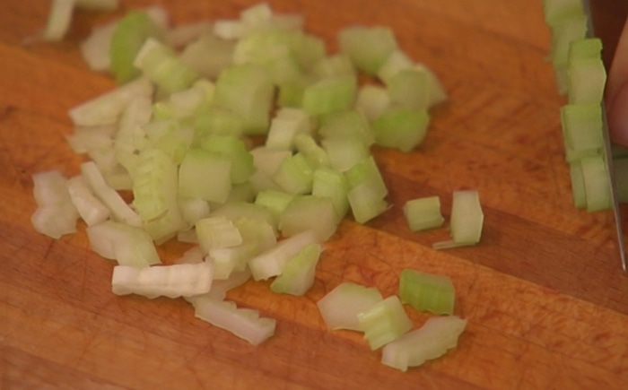 Салат с рисом, сельдереем и кедровыми орешками 