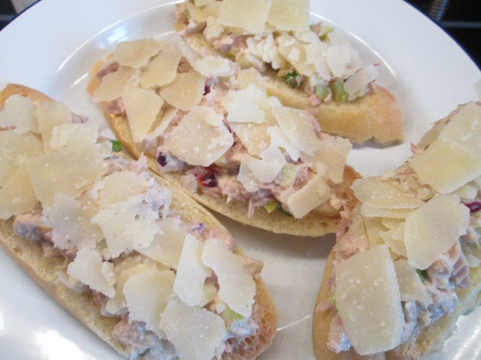 Брускетта, запеченная с тунцом и овощами