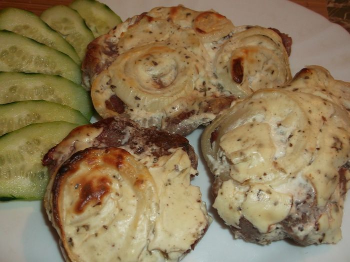 Мясо, запеченное в творожном соусе