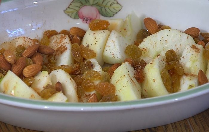 Яблочные дольки под белковым кремом
