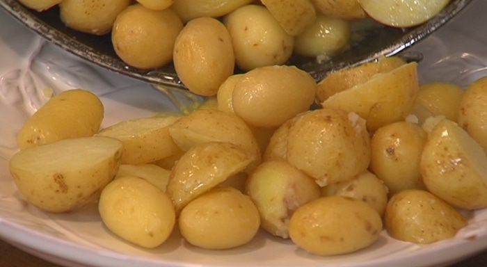 Молодой картофель с хрустящим салатом