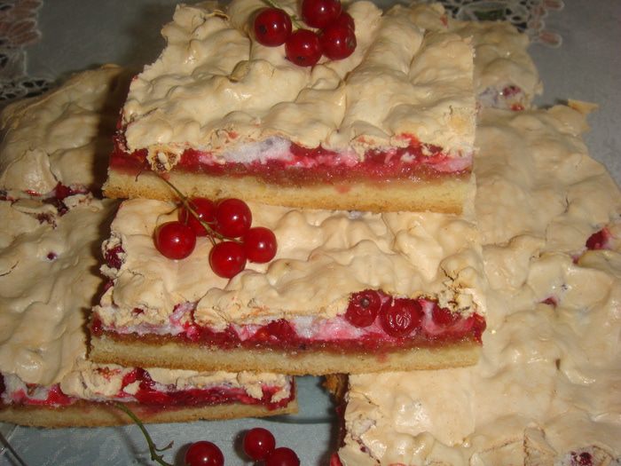 Пирог с красной смородиной и безе