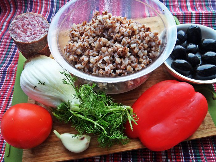 Гречневый салат с овощами и салями