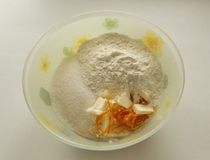 Кекс с брусникой и лимонным штрейзелем