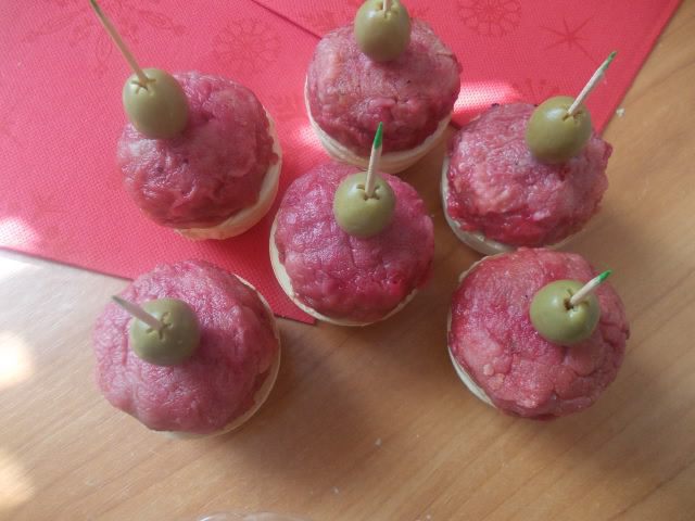 Розовые котлетки под сливочно-грибным соусом