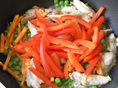 Соте из курицы с овощами и мятой