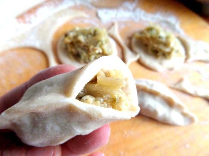 Мини-пирожки с капустой, сельдереем, шпинатом и сыром