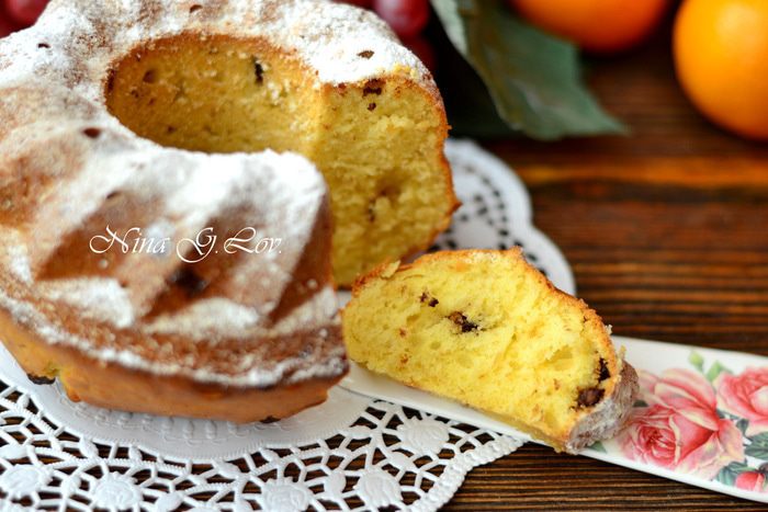 Пушистый ванильный кекс с миндалем и кусочками шоколада