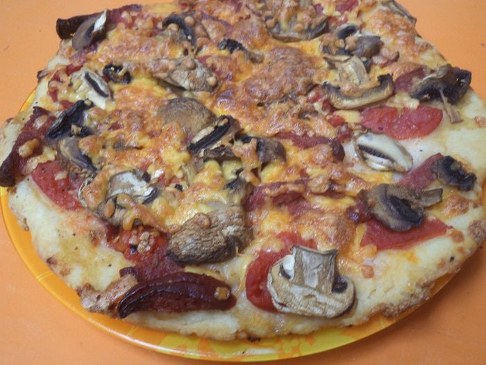Пицца с ветчиной, шампиньонами и сыром