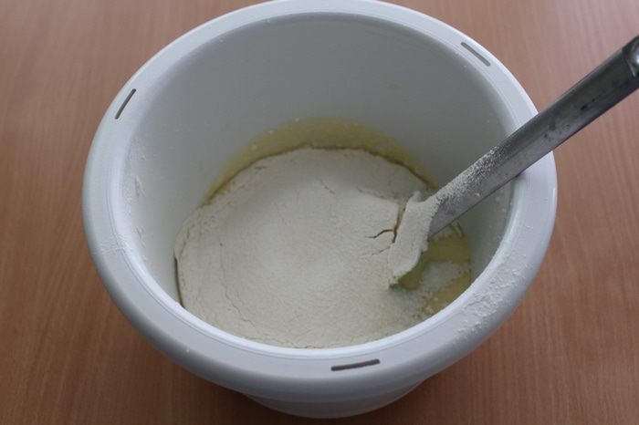Кекс с марципаном и красной смородиной