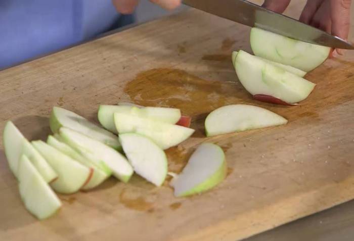 Сливочная запеканка с яблоком и ежевикой 