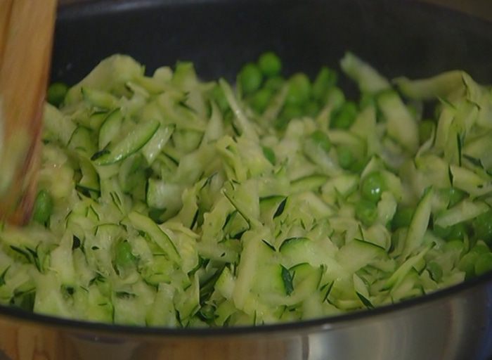 Запеканка из макарон с горошком, цукини и творогом 