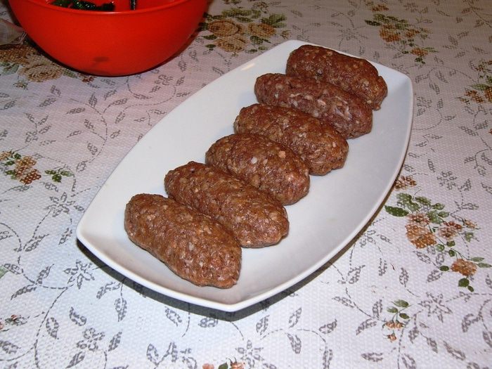 Котлеты с начинкой из шпината под томатным соусом