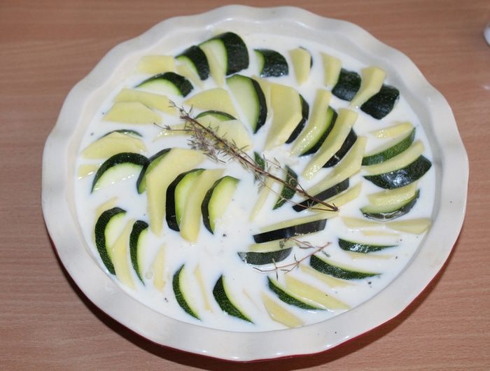 Картофельно-кабачковая запеканка под сливочным соусом