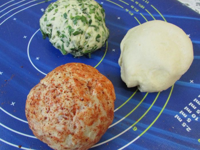 Хлеб с зеленью и красным перцем