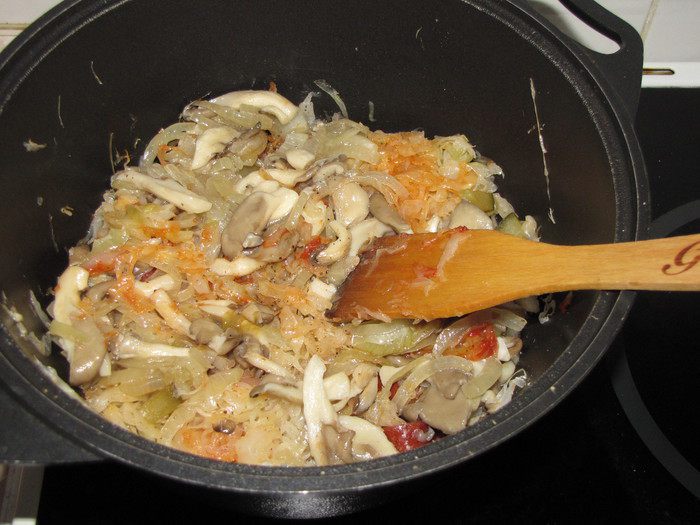 Капустная солянка с вешенками