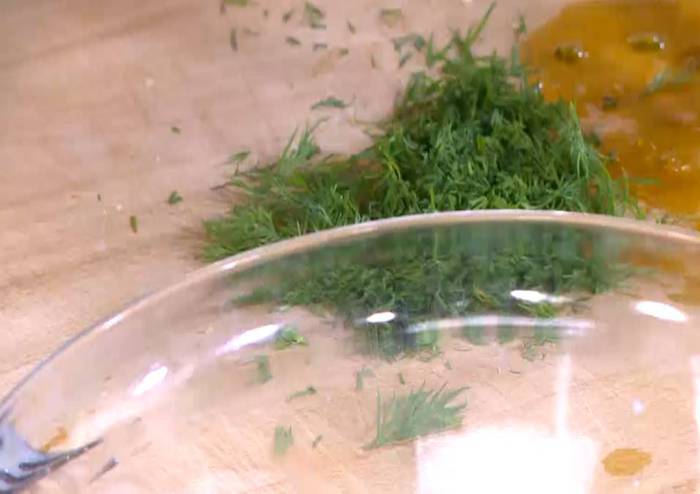 Мини-киши со шпинатом, копченой рыбой и помидорами 