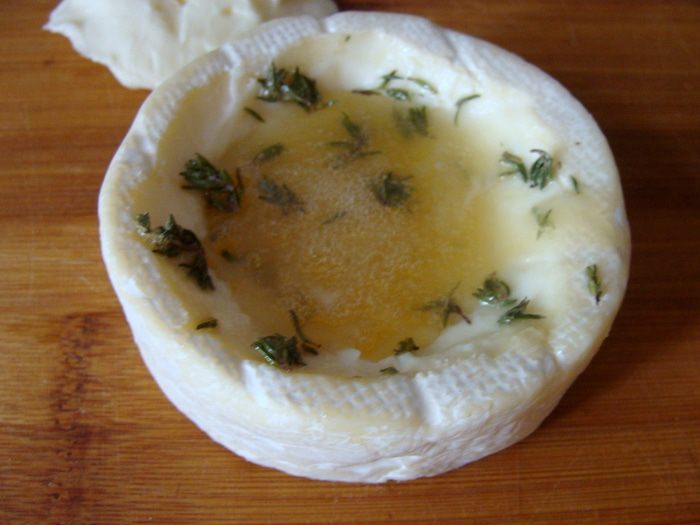 Камамбер, запеченный с медом, тимьяном и кешью
