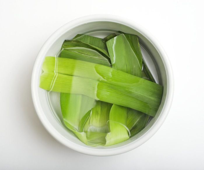 Рыбное филе в листьях лука-порея