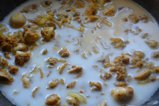 Карри с курицей, грибами и горошком
