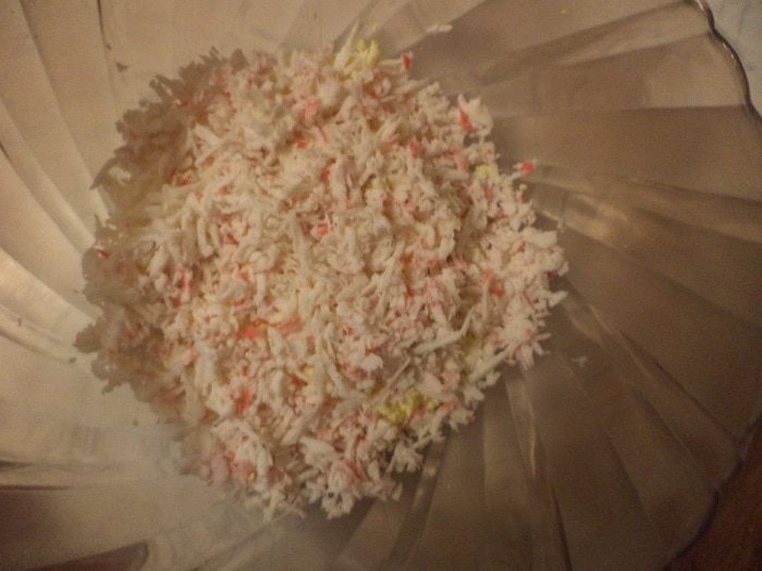 Салат &amp;quot;Чёрная жемчужина&amp;quot; с крабовыми палочками, сыром и яйцом