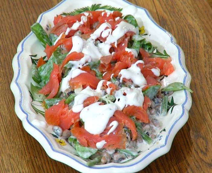 Салат с рыбой, фасолью и кефирной заправкой