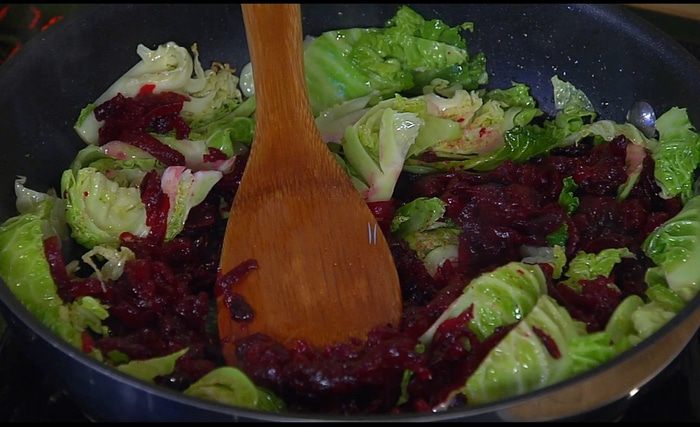 Паста со свеклой и савойской капустой 