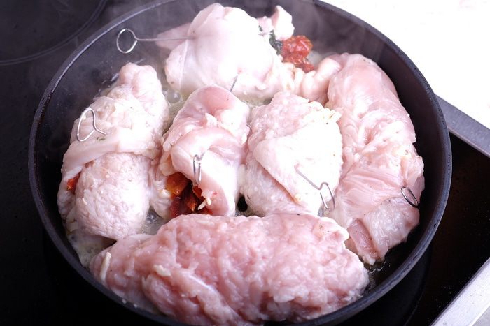 Куриные рулеты с моцареллой, шпинатом и вялеными томатами