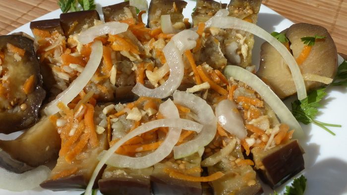 Соленые баклажаны с чесноком, морковью и пастернаком