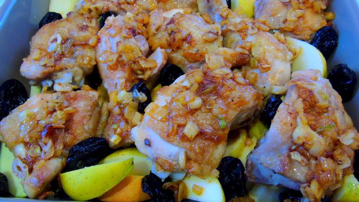Соте из курицы с яблоками и черносливом