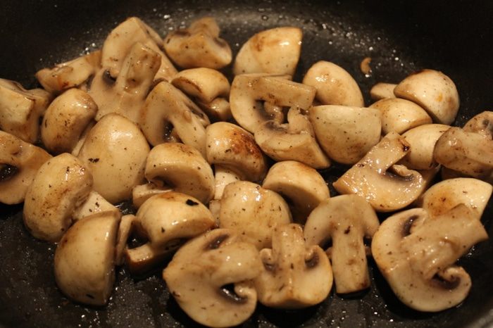 Теплый салат с пастой, грибами  и овощами