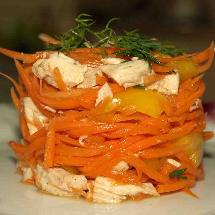 Салат из острой моркови с куриной грудкой и сладким перцем