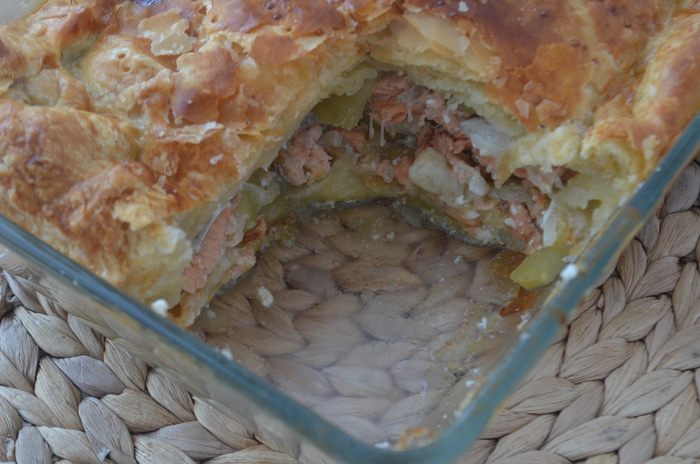 Воскресный пирог с красной рыбой и картофелем