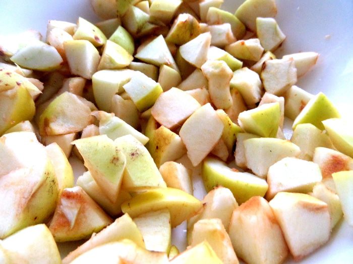 Яблоки, запеченные под овсяным крамблом